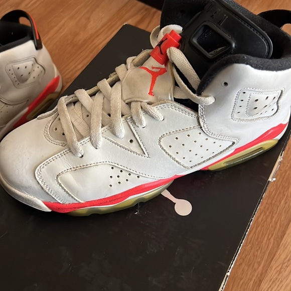 Women’s Size 7 Jordan 6 white/infrared - Picture 2 of 4